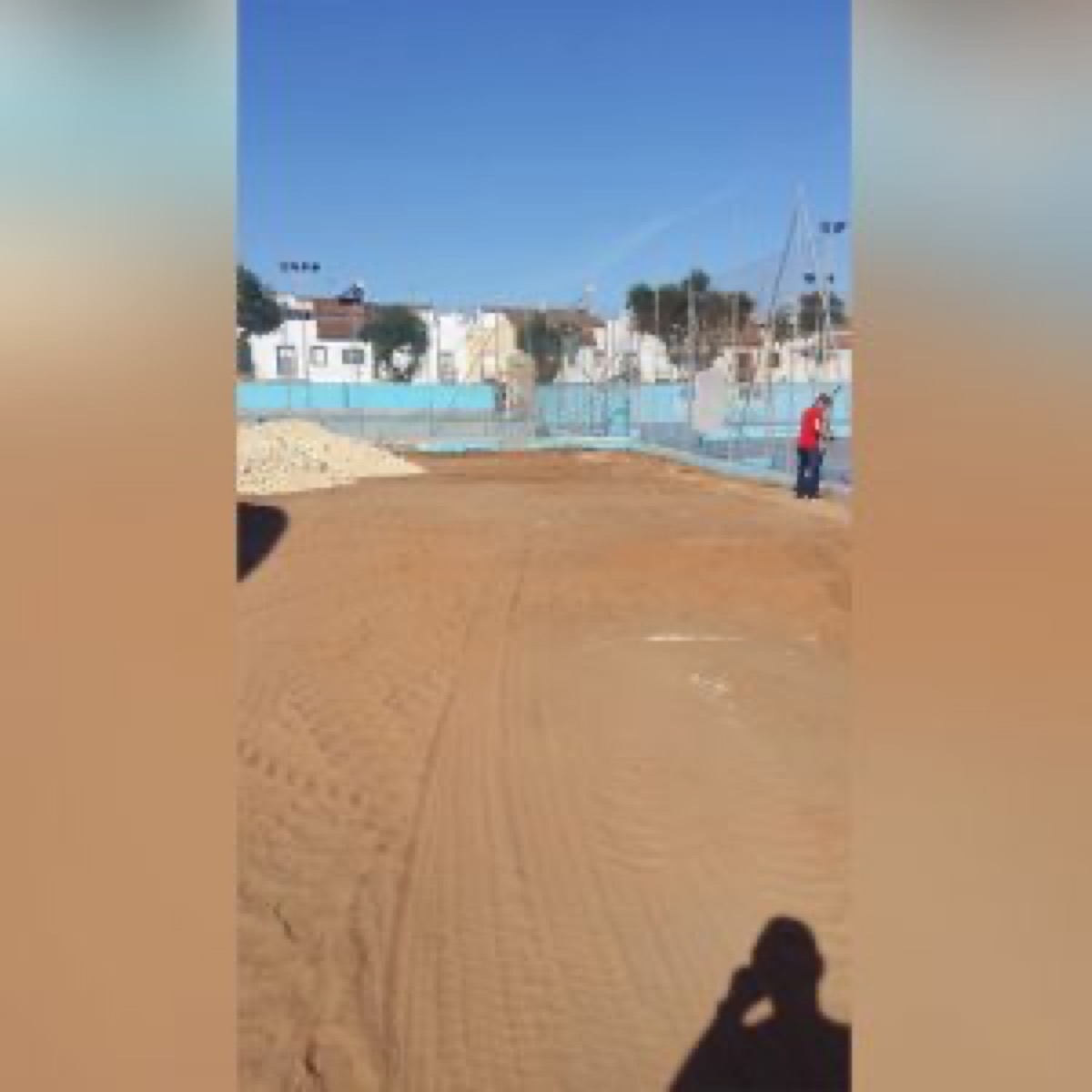 Obras de nueva pista de pádel en el Polideportivo Municipal de Chipiona